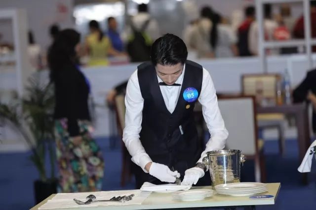 技藝精湛展風采，服務卓越贏未來——上海市商貿旅游學校選手在第45屆世界技能大賽全國選拔賽中榮獲餐廳服務項目銀牌